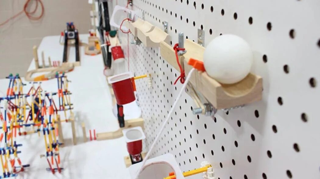 Построить цепную реакцию. Машина голдберга lego. Цепная реакция игрушка. Машина голдберга тимбилдинг. Машина голдберга икаренок.