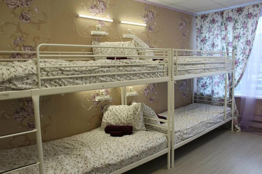 Общежития города москвы. 2х этажные железные кровати для хостела. Кровать металлическая белая двухъярусная хостел. Хостел в Юго-Западном округе. Хостел проспект Вернадского.