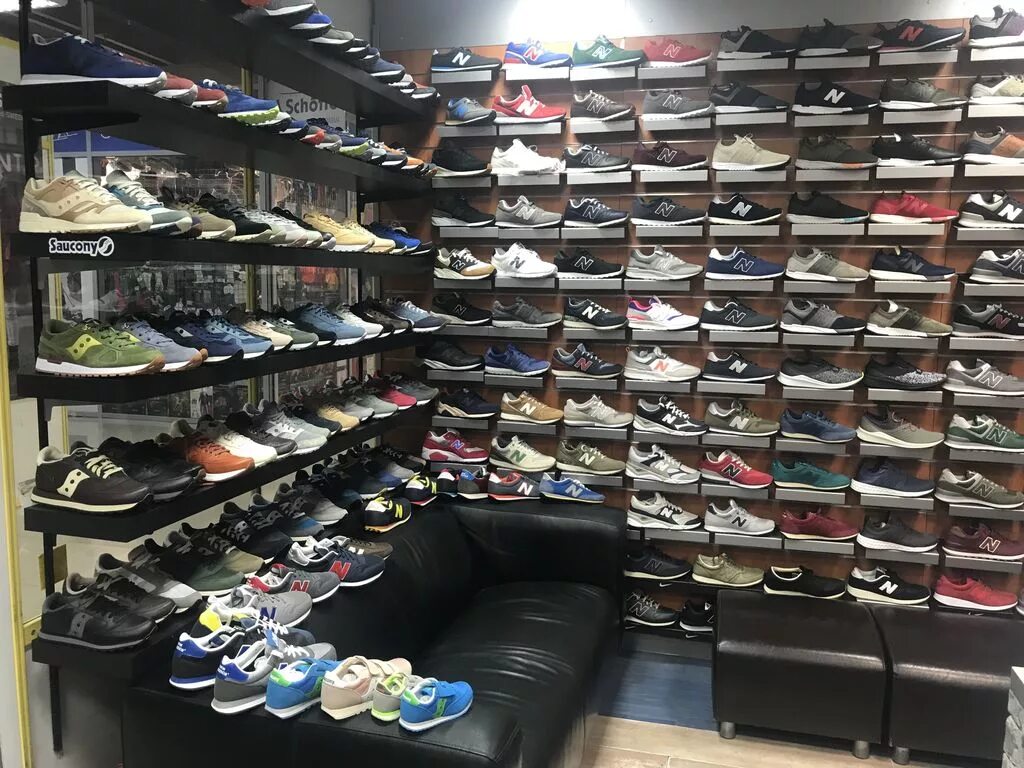 Adidas fake. Магазин кроссовок в дубай молле. Фабрика кроссовок китай. Контрафакт обувь. Nice boutique кроссовки.