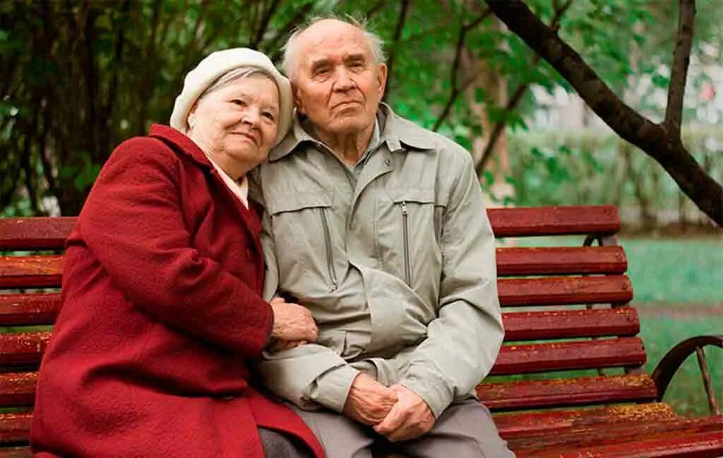 Пожилые люди возраст в россии. Бабушка и дедушка. Пожилые люди. Пожилые бабушка и дедушка. Старики родители.