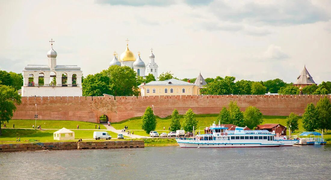 Есть ли в великом новгороде. Новгородский Кремль. Новгородский Кремль (г. Великий Новгород). Достопримечательности Великого Новгорода Новгородский Кремль. Великий Новгород Софийская набережная памятник.