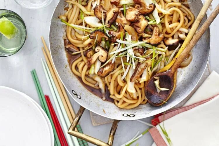 Лапша Yaki Udon. Удон с шампиньонами. Удон с пекинской капустой. Лапша удон с грибами. Лапша по пекински