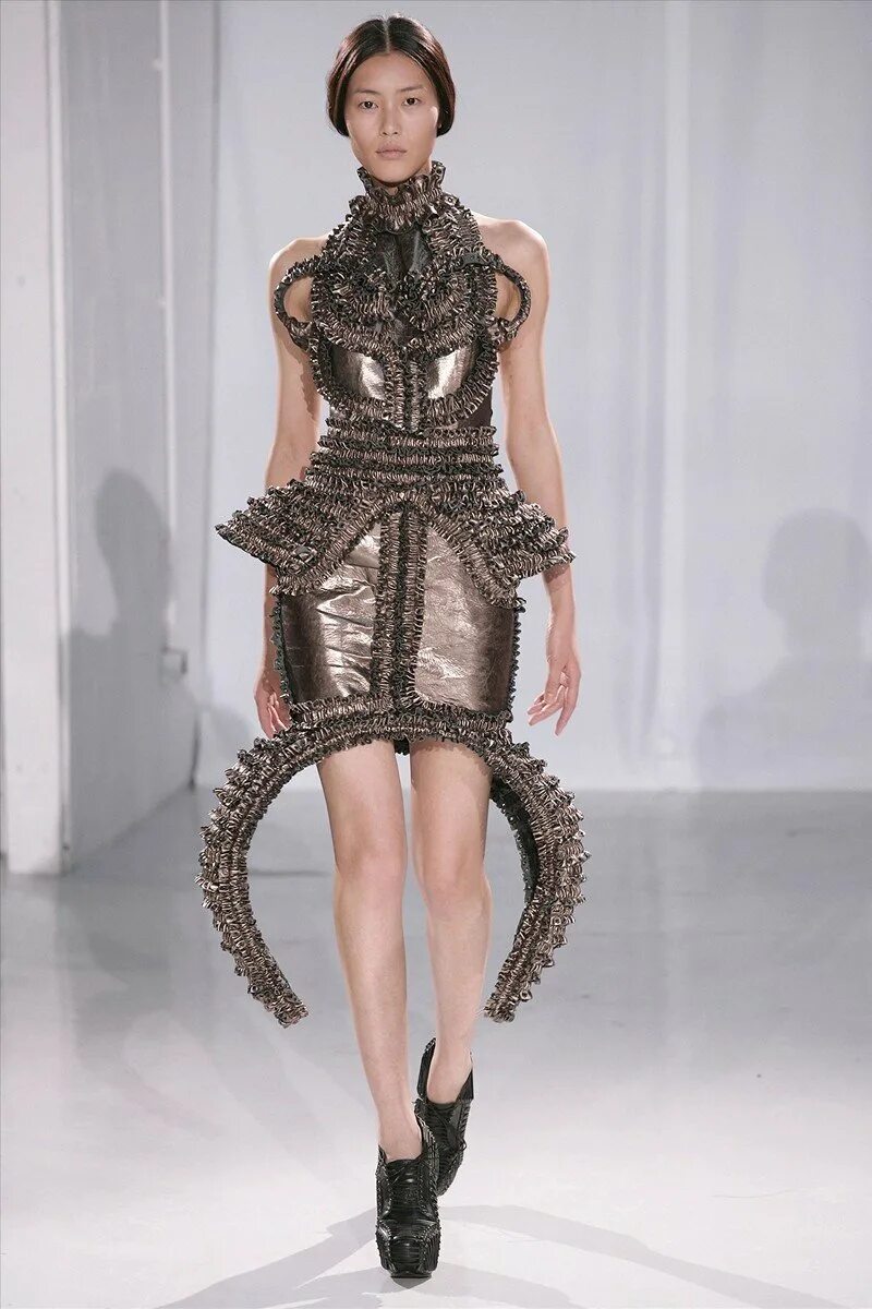 Москино коллекция 2018. Moschino весна-лето 2018. Gareth pugh. Необыкновенная одежда. Модельер жан поль готье.