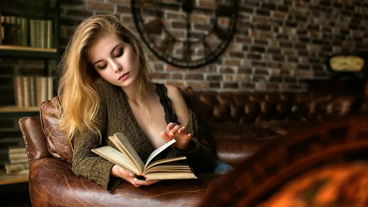 Девушка с книгой. Умная девушка. Фотосессия с книгой. Девушка с книгой фотосессия. Качества умной женщины