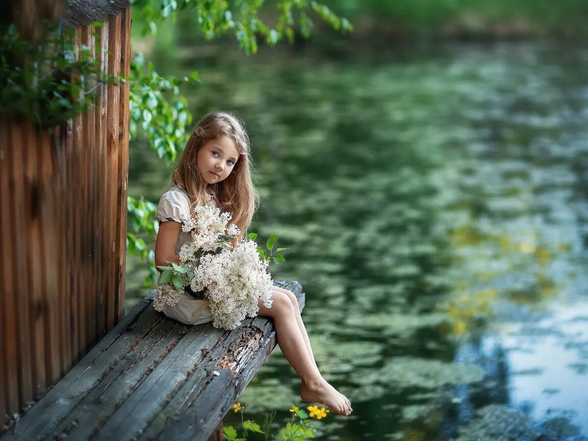 красивая девушка в траве. девушка в зелени. девочка. фотосеты на природе летом. видео девочками на природе.