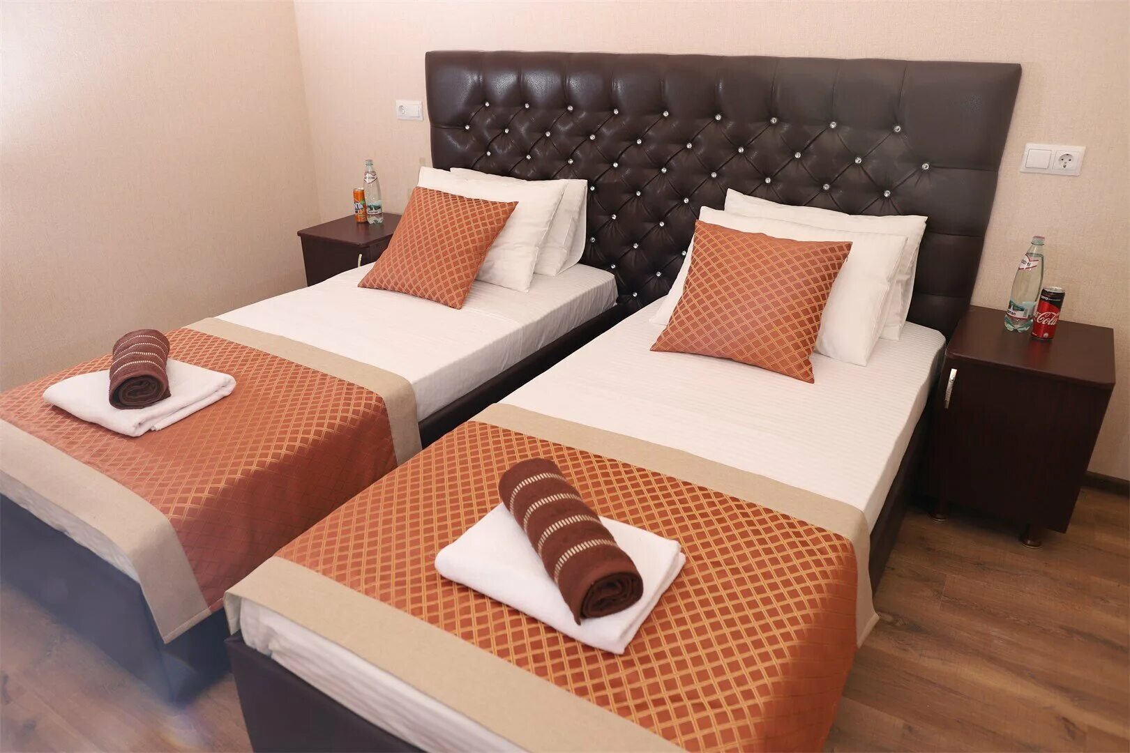 гостиница гранат ульяновск. кровать в отеле. ресепшн в гостинице. гостиница ramada воронеж. подача блюд официантом.