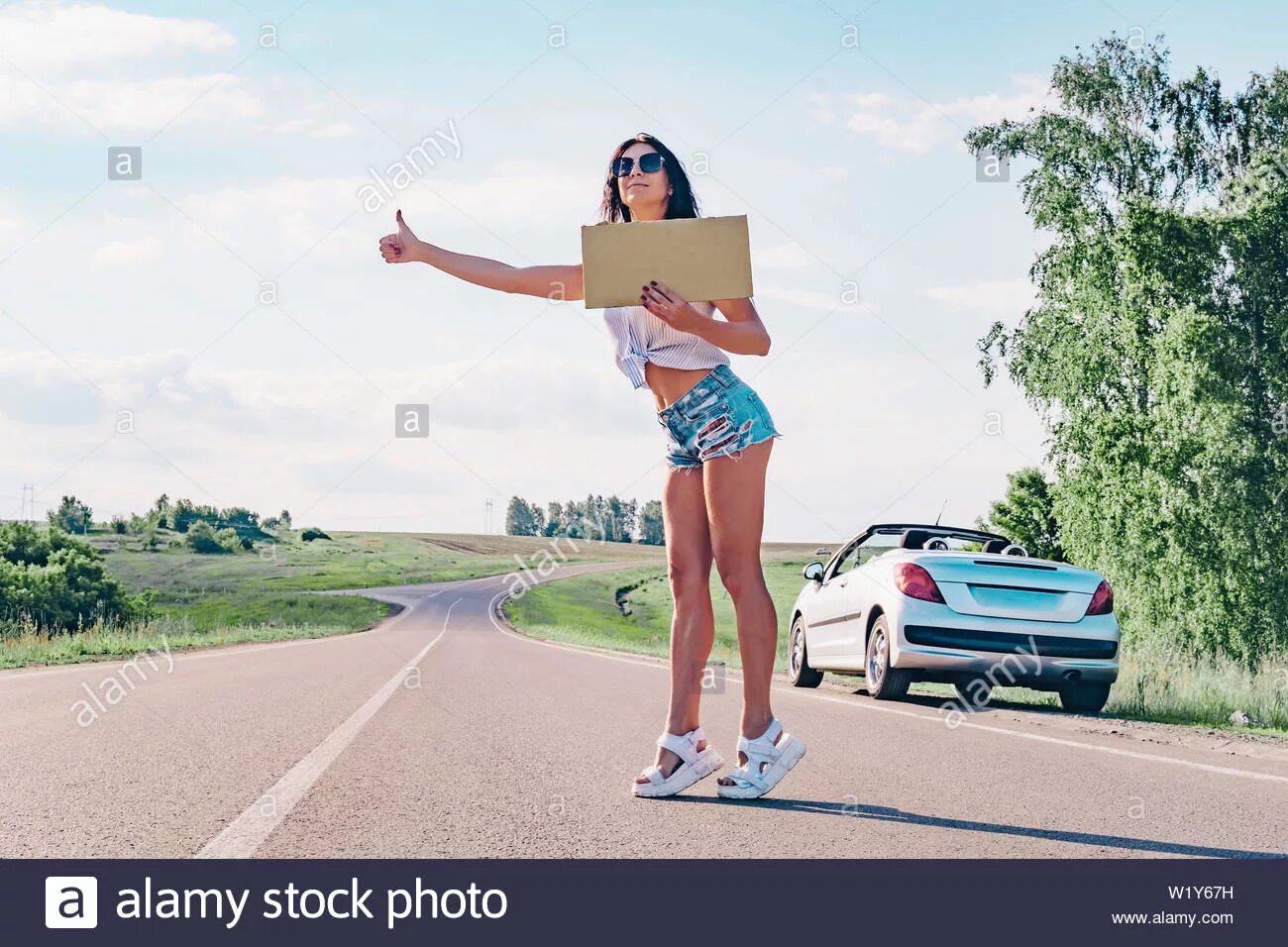 Автостопом speed up. Автостопщик с табличкой. девушка на обочине. девушка путешествует автостопом. автостопом на море и бегом.