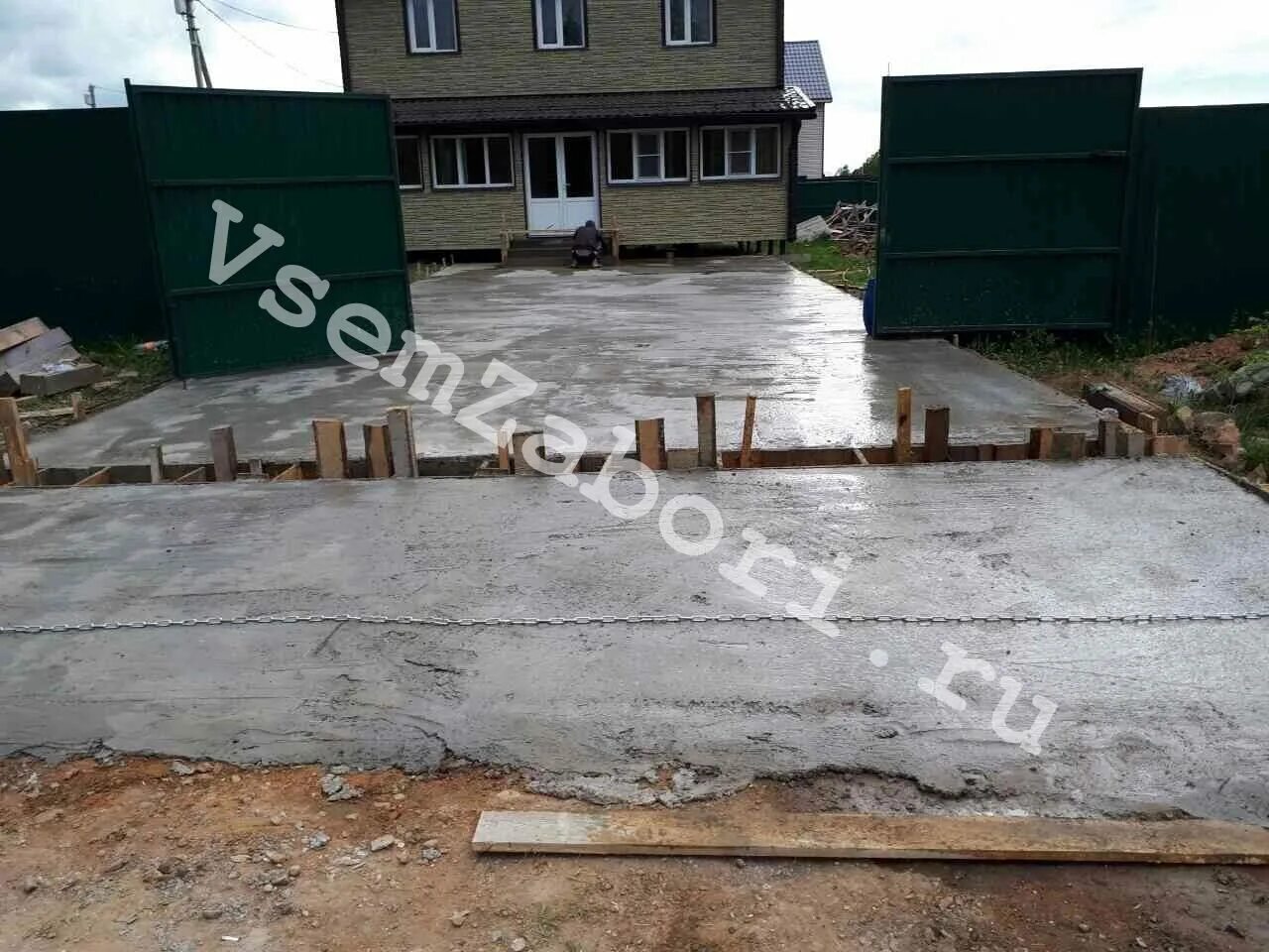 Заезд на дачный участок через канаву. Плита на въезд. Бетонирование площадки под автомобиль. Заезд на участок из дорожных плит. Заезд на участок с бетонной плитой через канаву.