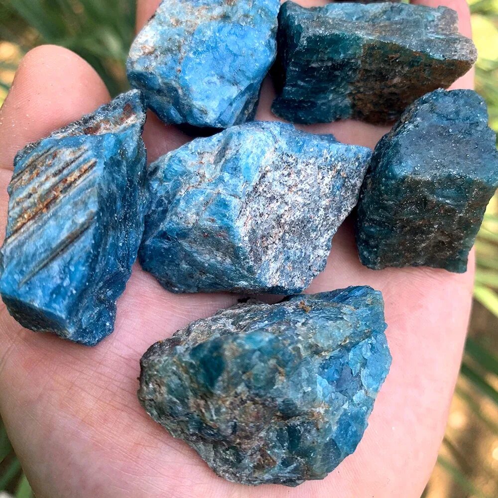 Голубой Апатит камень. Аквамарин необработанный. Синий Апатит-нефрит. Аквамарин камень необработанный.