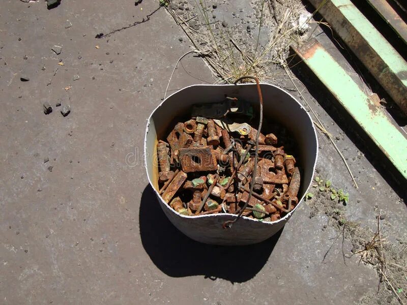 Ведро с грязной водой. Помои это. Ведро с помоями. Помои это. Ржавое ведро с гайками.