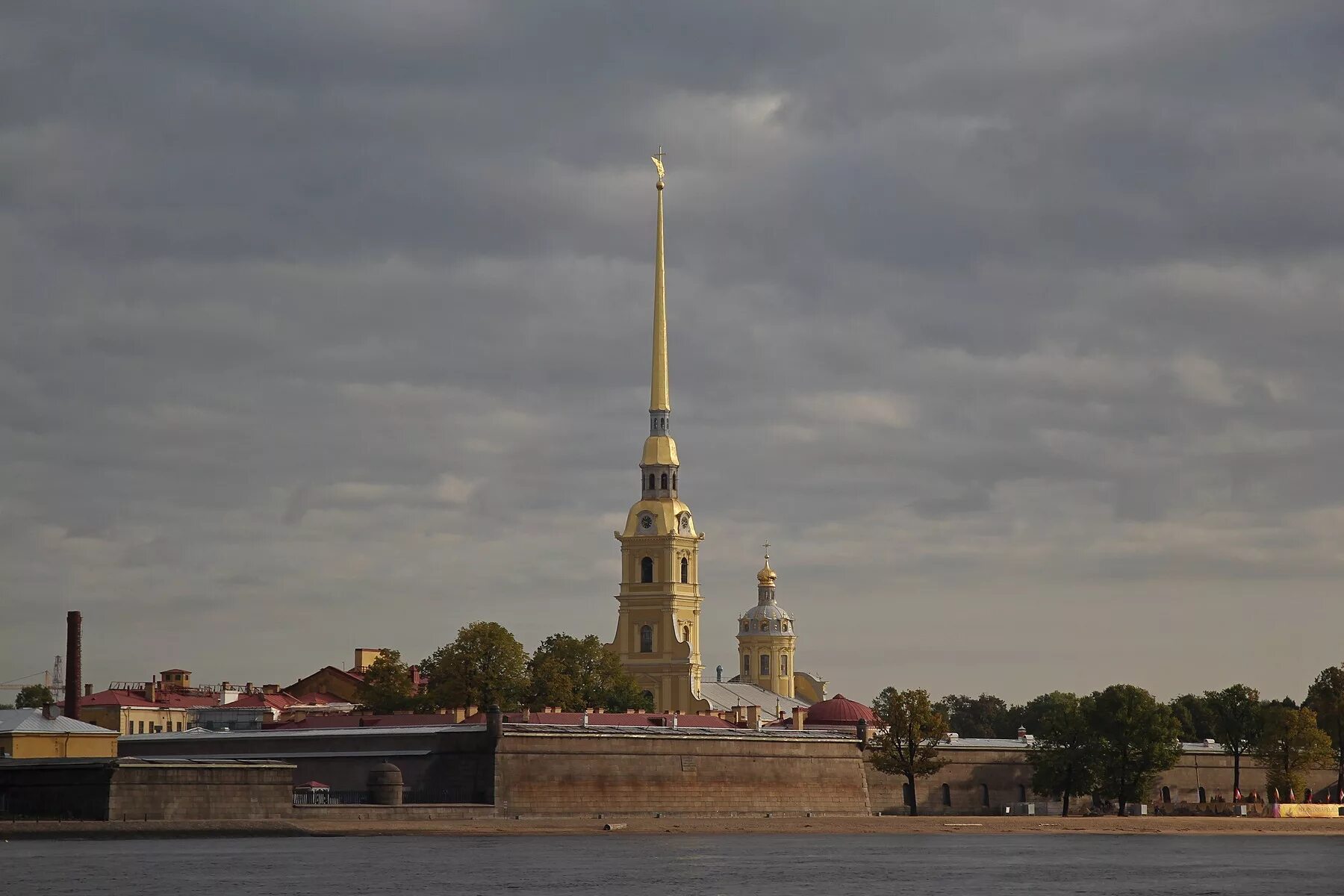 Шпиль в петербурге. Петропавловская крепость в Санкт-Петербурге. Петербург Петропавловская крепость. Санкт Петербург стрелка Петропавловская крепость.