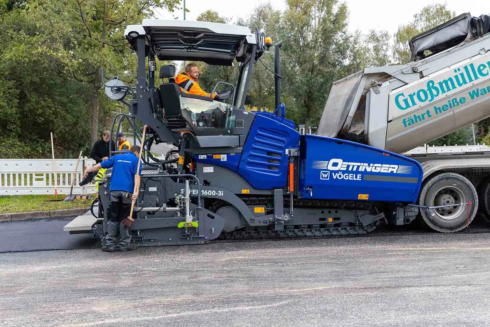 Volvo 500 негабарит. Специализированные дорожные предприятия. Негабаритные и тяжеловесные грузы. Специализированные дорожные предприятия. Дорожно-строительная техника.