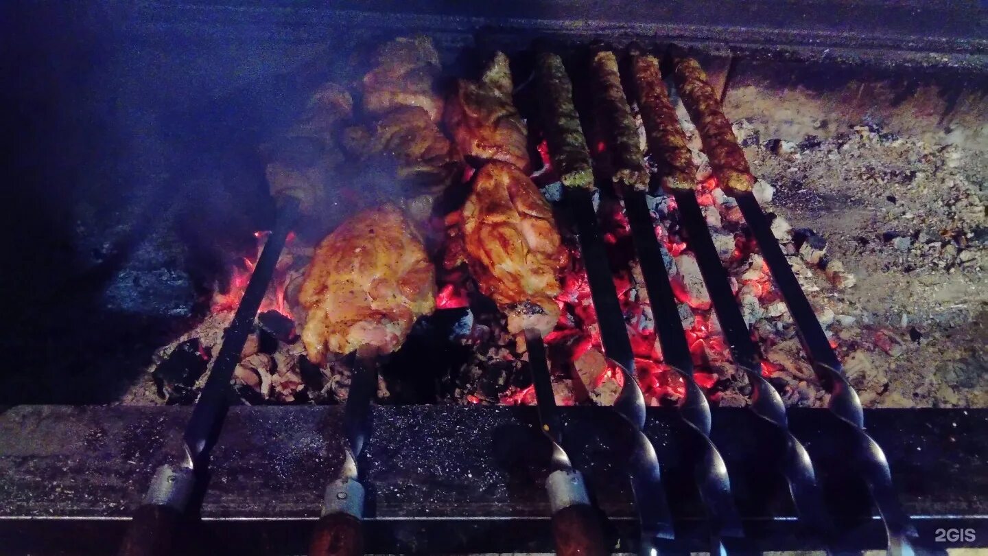 Шашлык в темноте. Шашлыки ночью. Шашлык на мангале ночью. Шашлыки на природе вечером. Зимний шашлык на решетке.