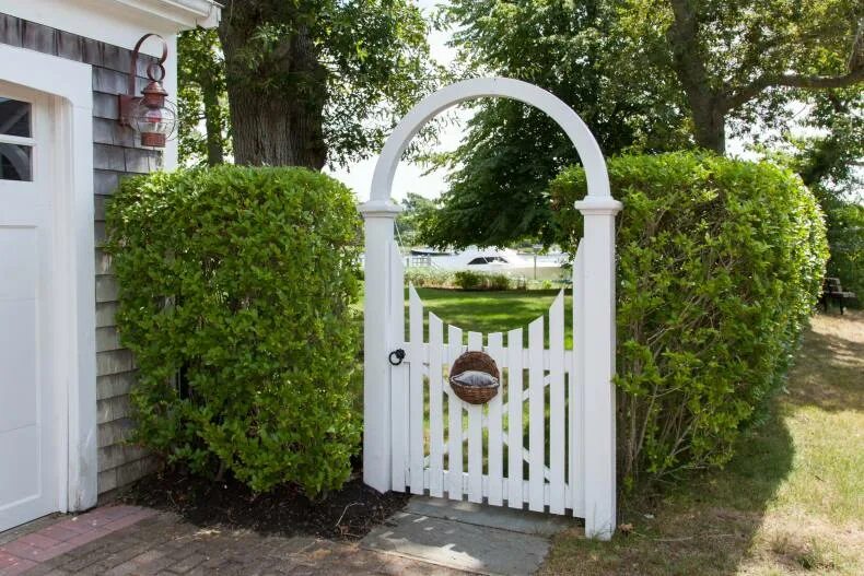 Пергола увитая плющом. Кованые калитки. Акведук железнодорожный. Узкая калитка. Дверная калитка.