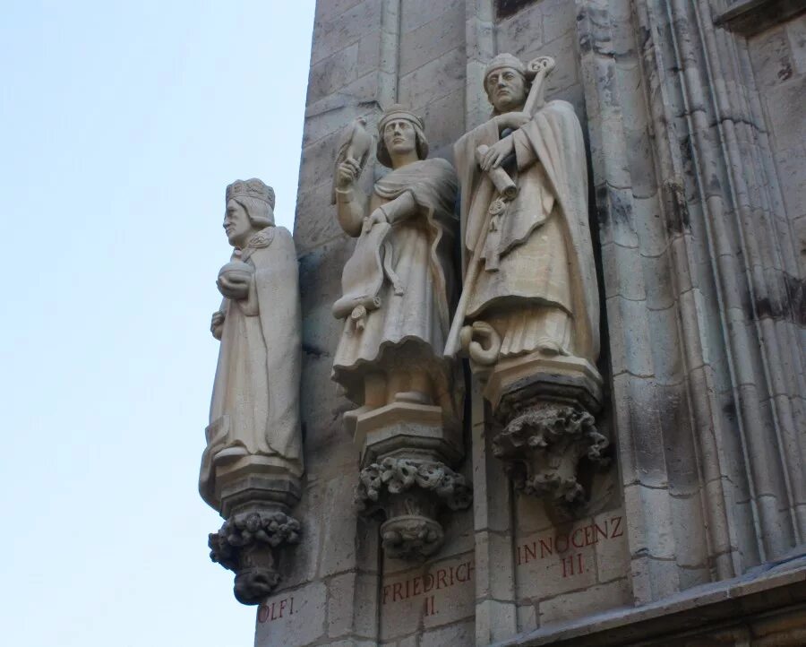 кёльнская ратуша в кёльне. кёльн здание городского управления скульптуры. скульптура кельнской ратуши konrad von hochstaden. здание городского управления. кёльн здание городского управления.