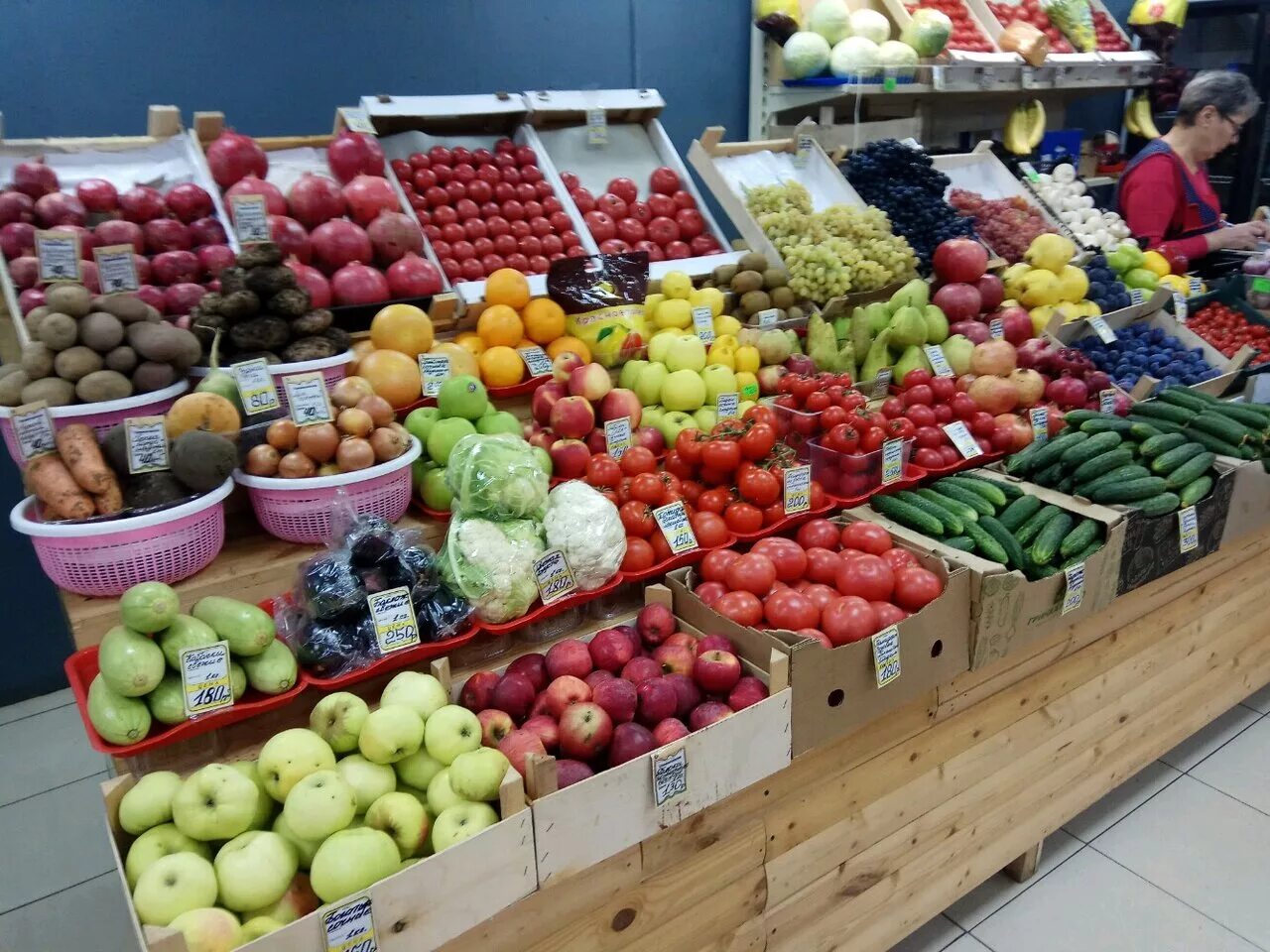 Фруктовые магазины интернете. Магазин овощей и фруктов. Прилавок с овощами и фруктами. Магазин овощи фрукты. Овощной магазин.