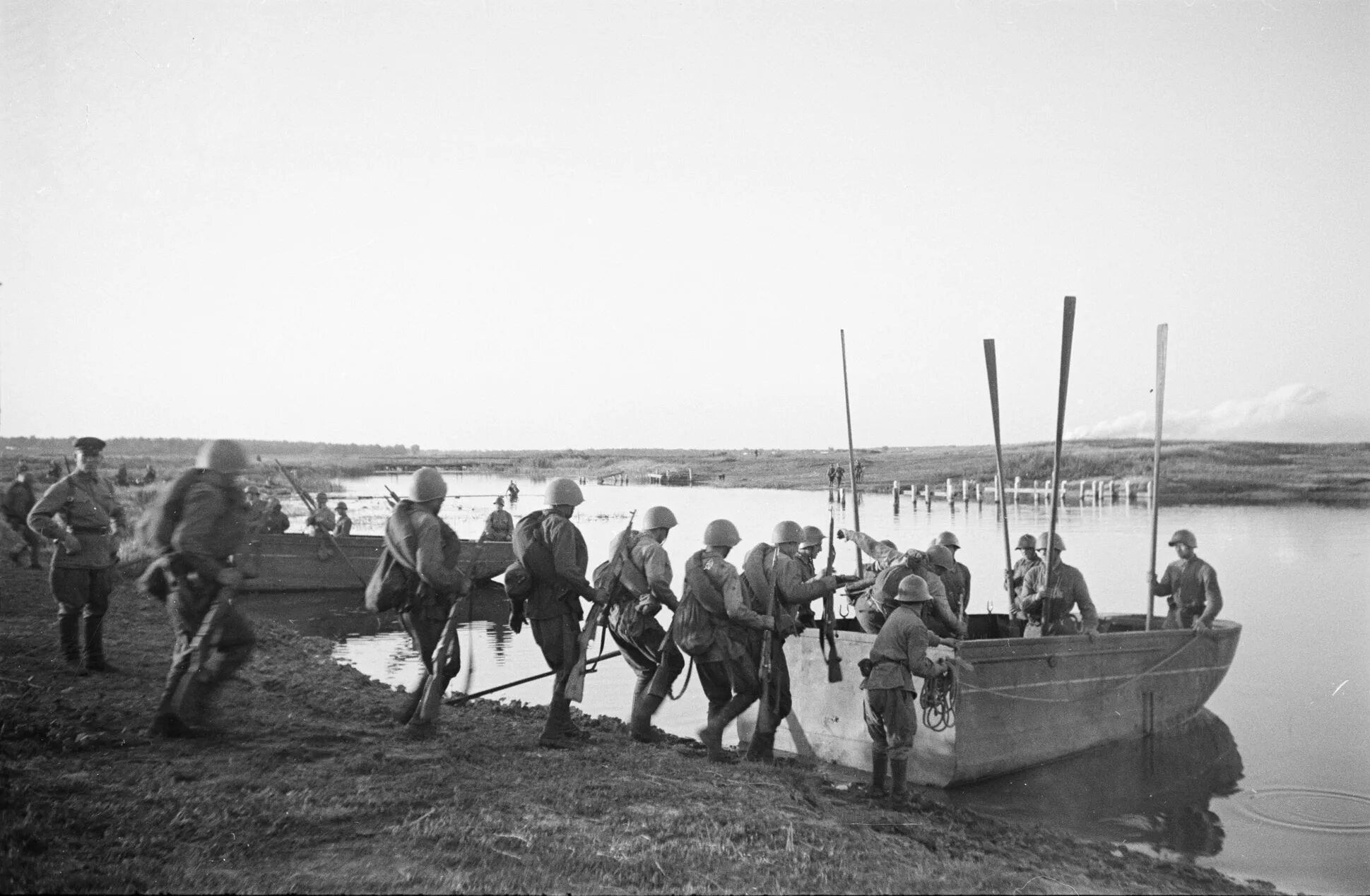 Нападение реки. Переправа Воронеж 1942. Река Дон 1942. Переправа через Дон 1942 Воронеж. Форсирование реки Дон 1942.