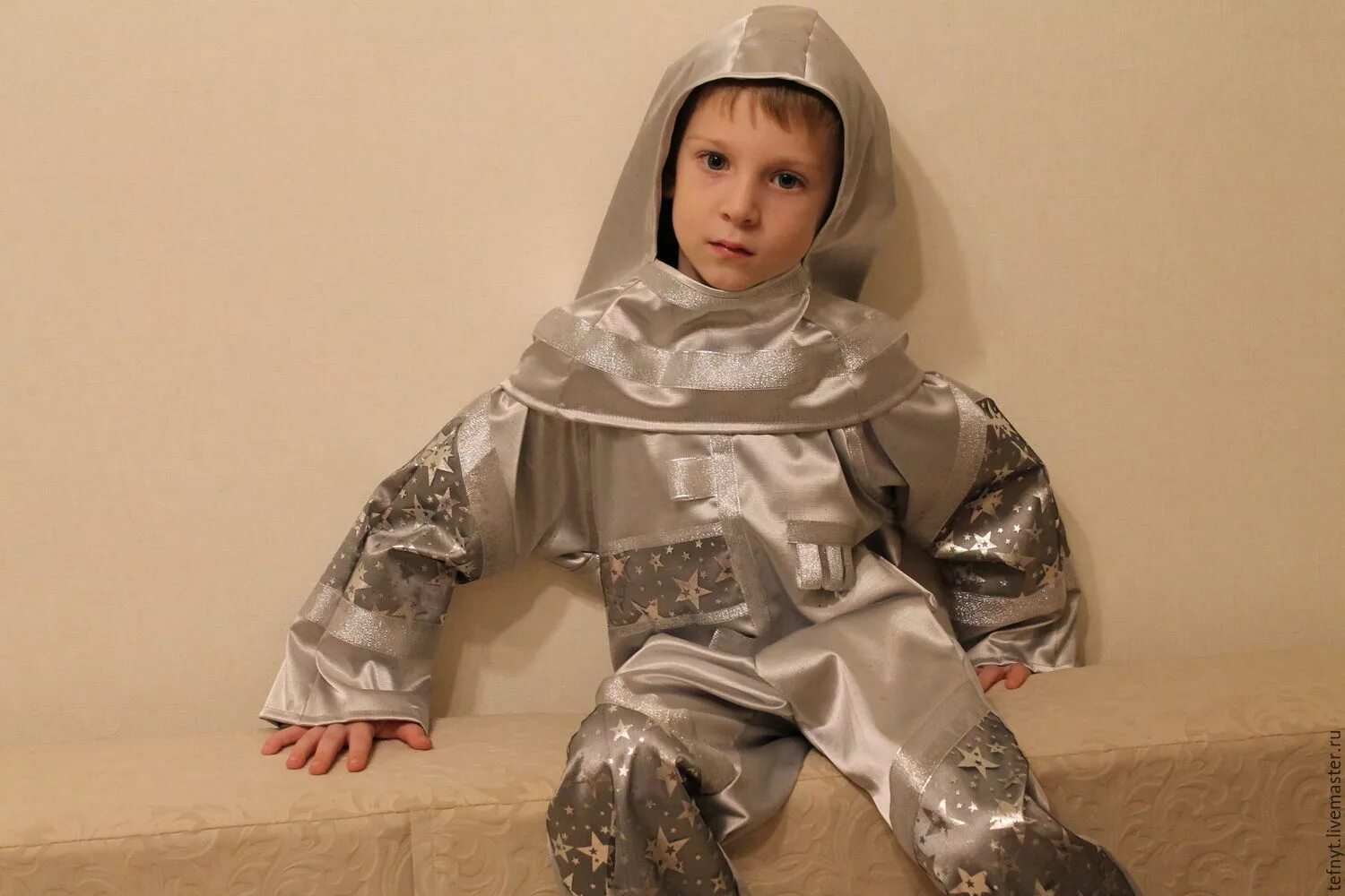Космический костюм. Космический костюм для девочки в садик. Костюм ребенку на космическую тему. Детский костюм на тему космос.