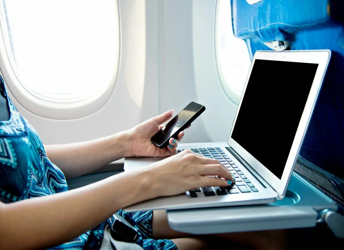 С ноутбуком в самолете. Ноутбук ноутбук в самолете. Ноут в самолёте. Ноутбук из ОАЭ. Повер банки в самолете