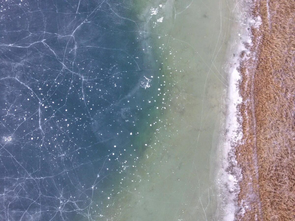 Текстура замерзшей воды. Замерзшее озеро вид сверху. Текстура заледеневшего озера. Вода озеро текстура.