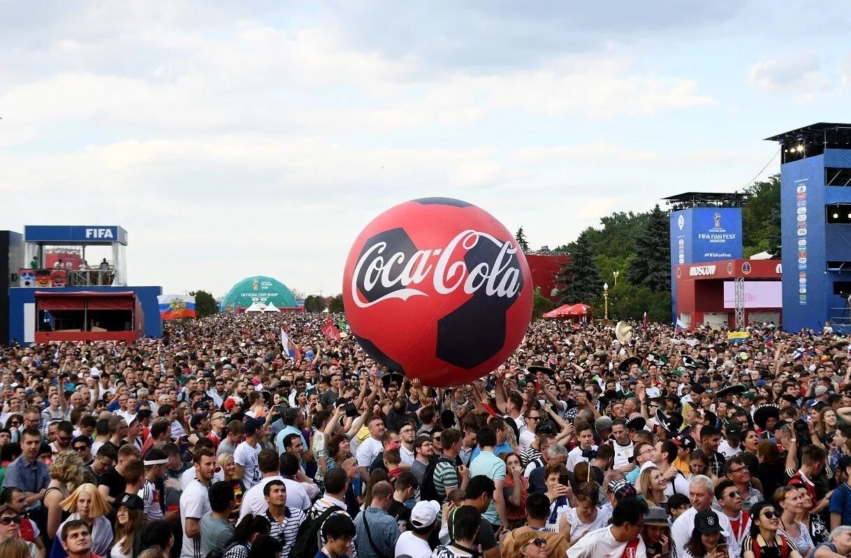 Спонсоры поле. Кока кола мероприятия. Спонсорство Кока кола. Фест Coca Cola. Концерты Кока кола.