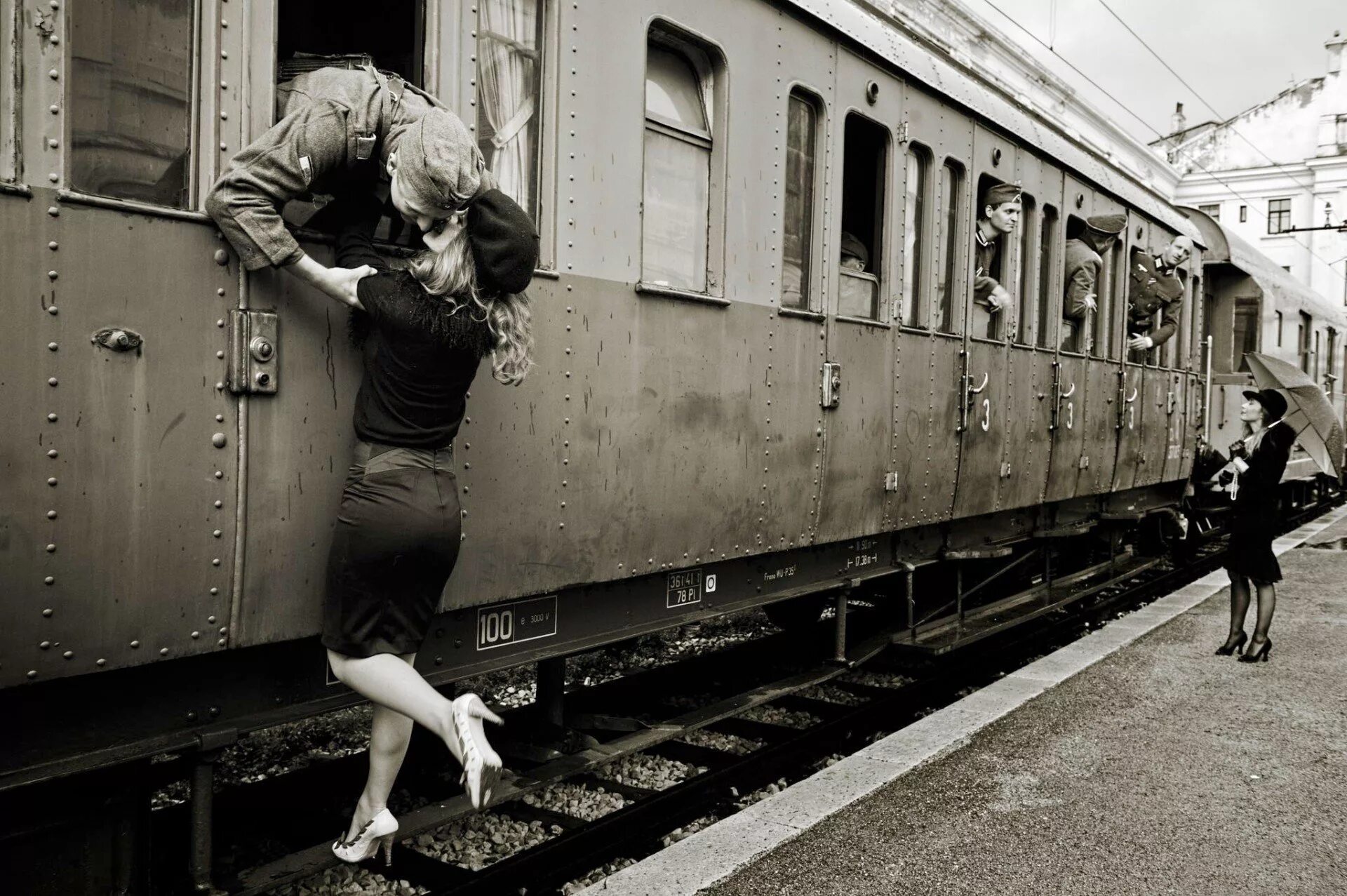 Мужчина железная дорога. Встреча поезда. Встреча на вокзале. Девушка провожает поезд. Расставание на вокзале.