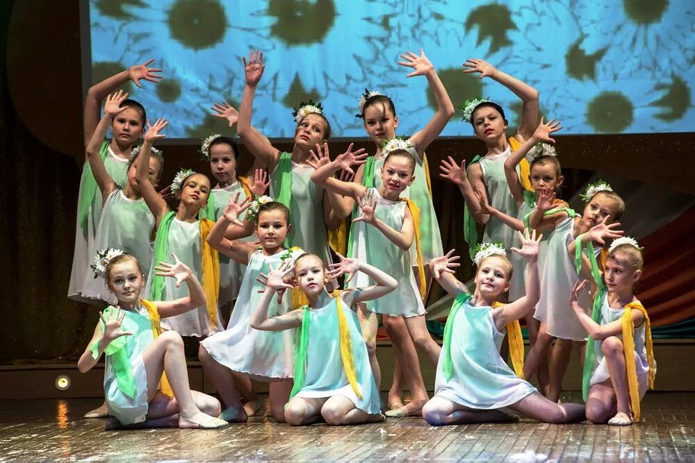 70 воспитанников детского ансамбля. панькова даша ансамбль локтева. 70 воспитанников детского ансамбля. эстрадные танцы для детей. волшебники двора 2022.