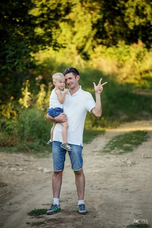 Отцы и дети. Мудрость про отца и сына. Отец и сын песни. Отцу музыканту. Отец и сын песни.