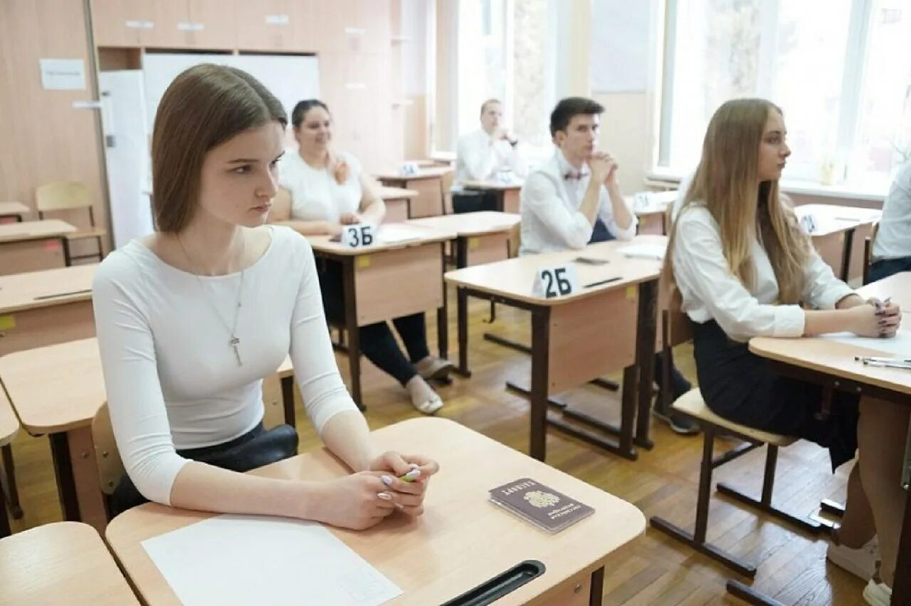 В какой школе сдавать егэ. ЕГЭ. Экзамены в школе. Выпускной экзамен в школе. Школьники на экзамене.