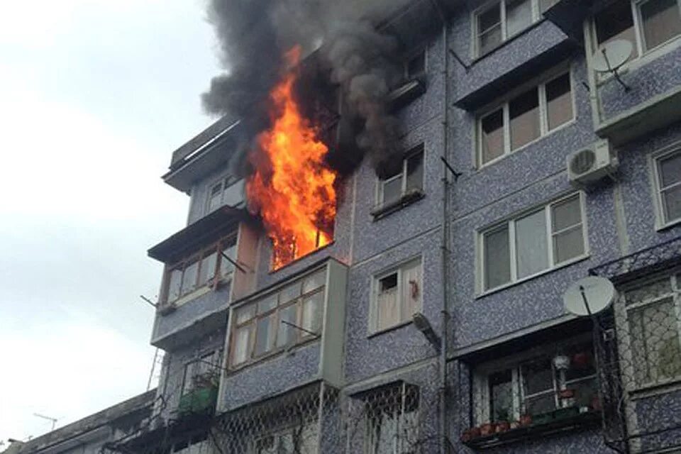 Горящий многоэтажный дом. Пожар в многоэтажном доме. Пожар многоэтажка. Горит квартира. Сгорела многоэтажка