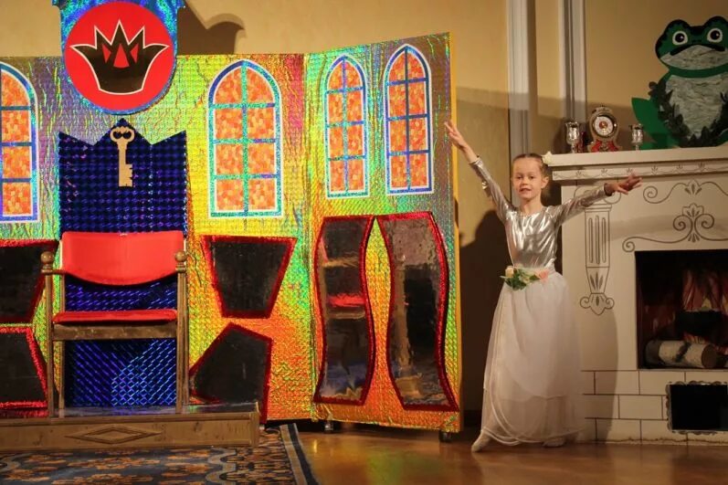 Королевство кривых зеркал тверь. Королевство кривых зеркал оля. Королевство кривых зеркал. Пажи из фильма королевство кривых зеркал. Королевство кривых зеркал тверь.