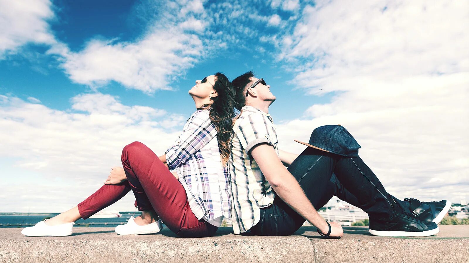 Монозиготные близнецы генетика. Человек двух полов одновременно. Парень и девушка сидят на полу. Два человека сидят на полу. Рейн дав модель-андрогин.