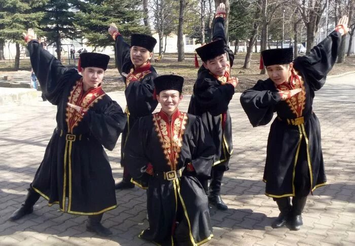 Шиврлг калмыцкий. Тургуты ойраты калмыки. Калмыки одежда. Калмыцкий национальный костюм. Калмыцкий национальный костюм мужской.