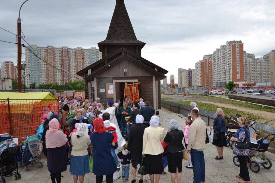 Церковь в некрасовке. Храм Покрова Пресвятой Богородицы на люберецких полях. Храм Покрова Пресвятой Богородицы в Некрасовке. Парк в Некрасовке у храма. Некрасовка парк у церкви.