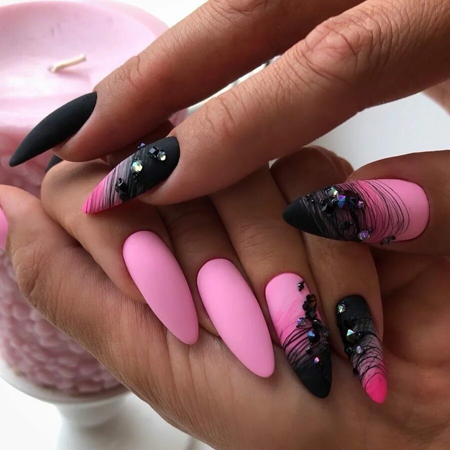 Дизайны ногтей 2023 новинки на длинные ногти. Черно-розовый маникюр. Шикарные ногти. Красивый дизайн ногтей. Маниккюрчерный с розовым.