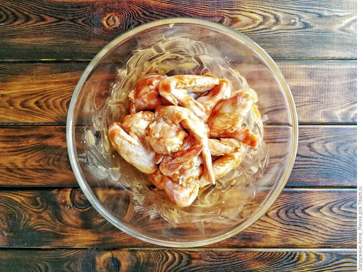 маринад для крылышек куриных в духовке. маринад для куриных крылышек. замариновать крылышки для запекания в духовке. запечённые крылышки в духовке. куриное крыло 1 фаланга.