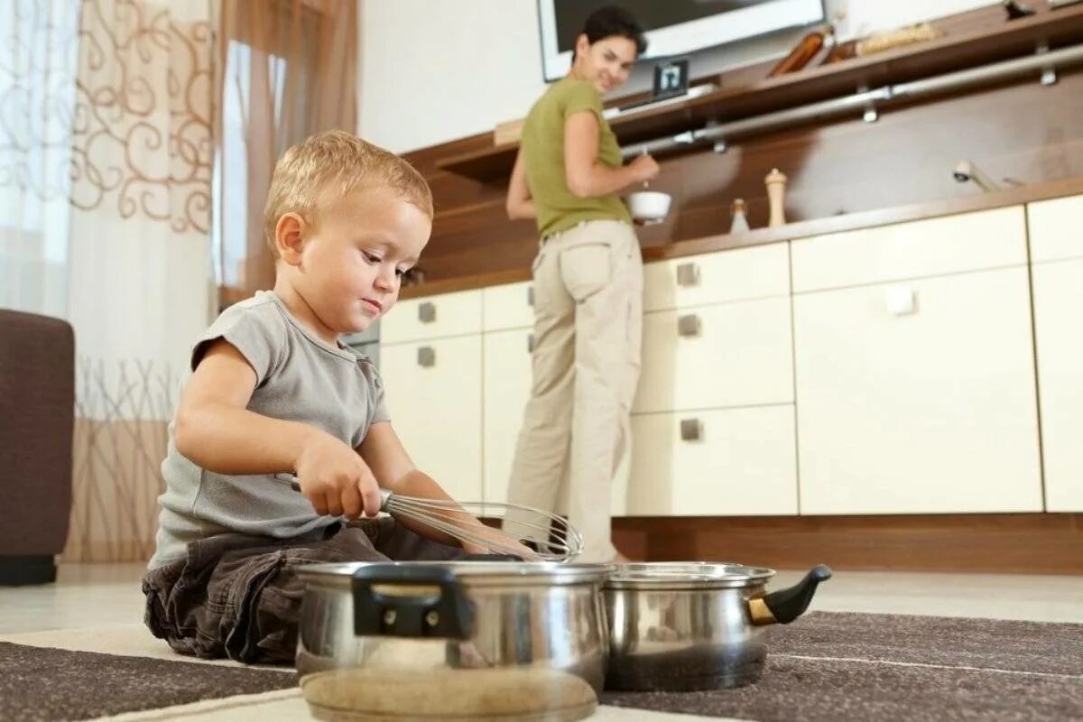 Помогать пока. Кухня для детей. Мальчик на кухне. Игры на кухне с детьми. Занять ребенка на кухне.