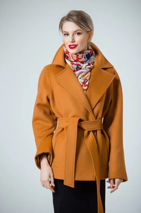Garmoniya cashmere пальто. Кашемир москвы. Женщина в пальто. Кашемировое пальто магазин. Meldes deluxe пальто.