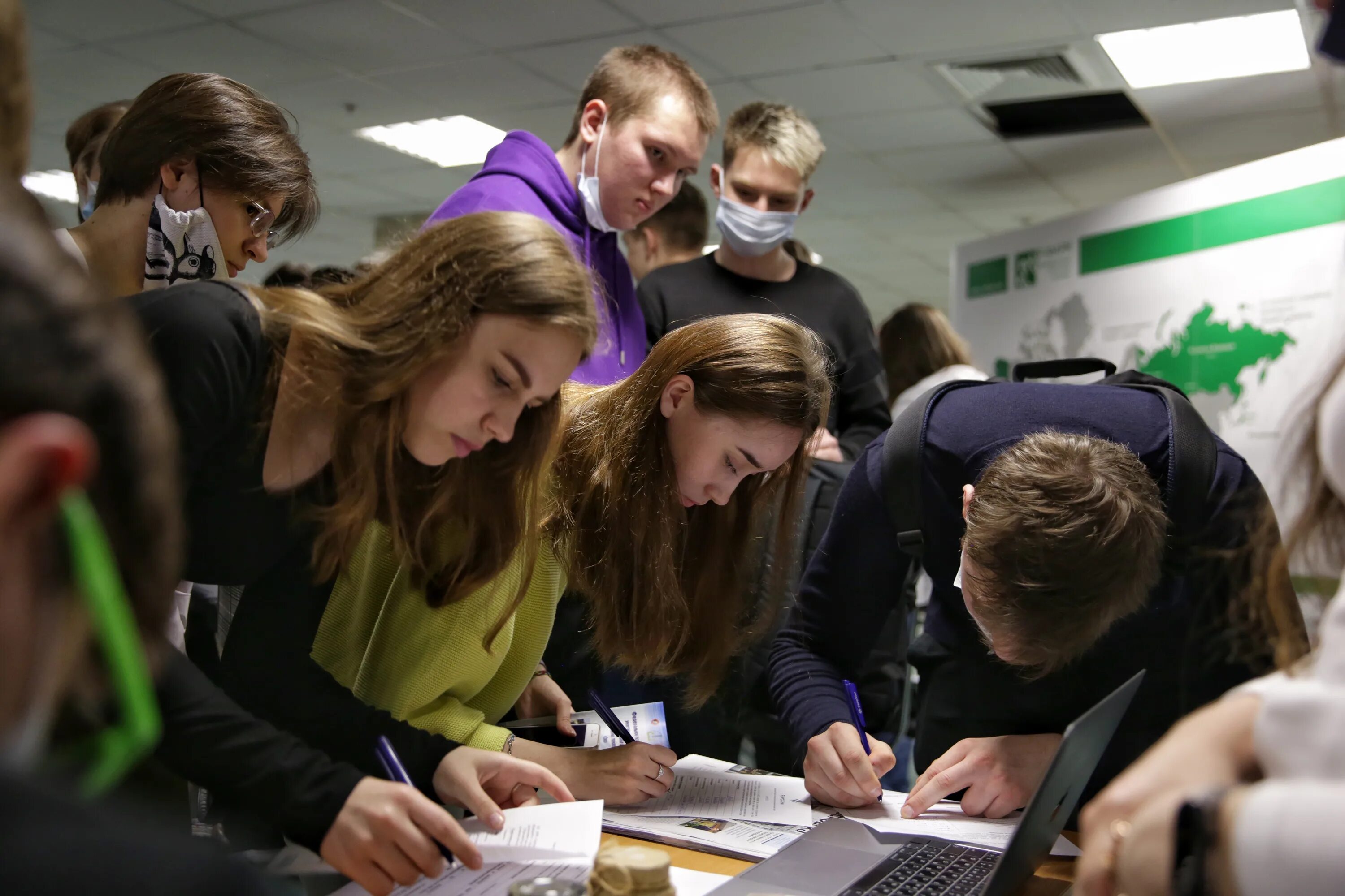 Группа студентов биологов. Учитель и ученик. Группа студентов биологов. Ученые в лаборатории. Микробиолог.