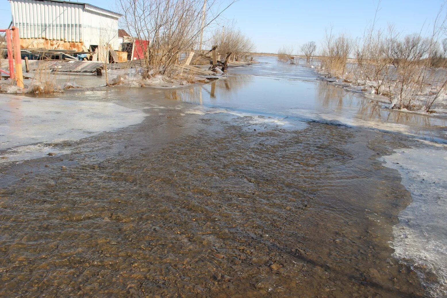 Кратковременный подъем уровня воды в реке вызванный. Корсаково 2 Хабаровский край. Паводковая ситуация в Хабаровском крае. Подъем уровня воды в реке. Резкое поднятие уровня воды в реке.