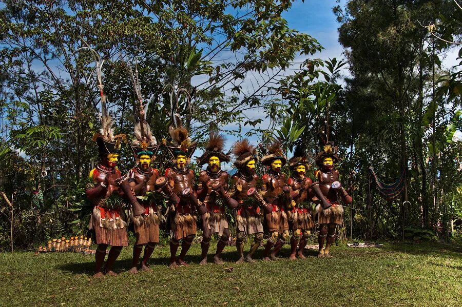 индеец смеется. вторая половина к гвинее 5 букв. новая гвинея бисау. лимбо и гвинеи. жители острова бугенвиль.