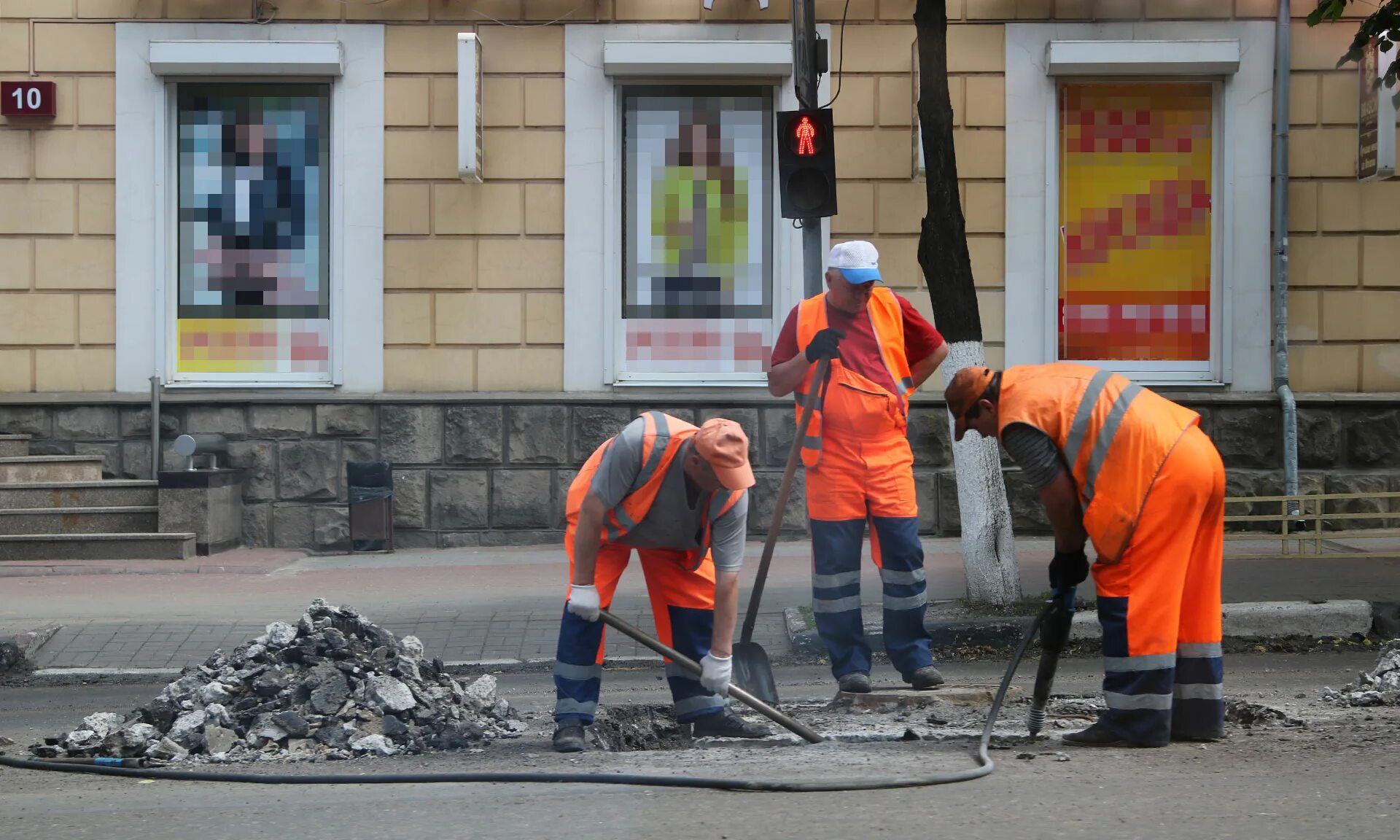 Ведется капитальный ремонт. Светофор на сталелитейной Брянск. Ремонт дорог регулировщик. Светофор Брянск директора.