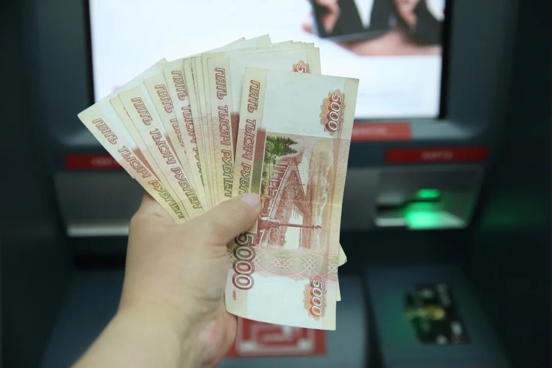 5 рублей в руке. 60 Тысяч рублей в руках. Деньги в руках. 5000 Купюры в руках. СТО тысяч рублей в руках.