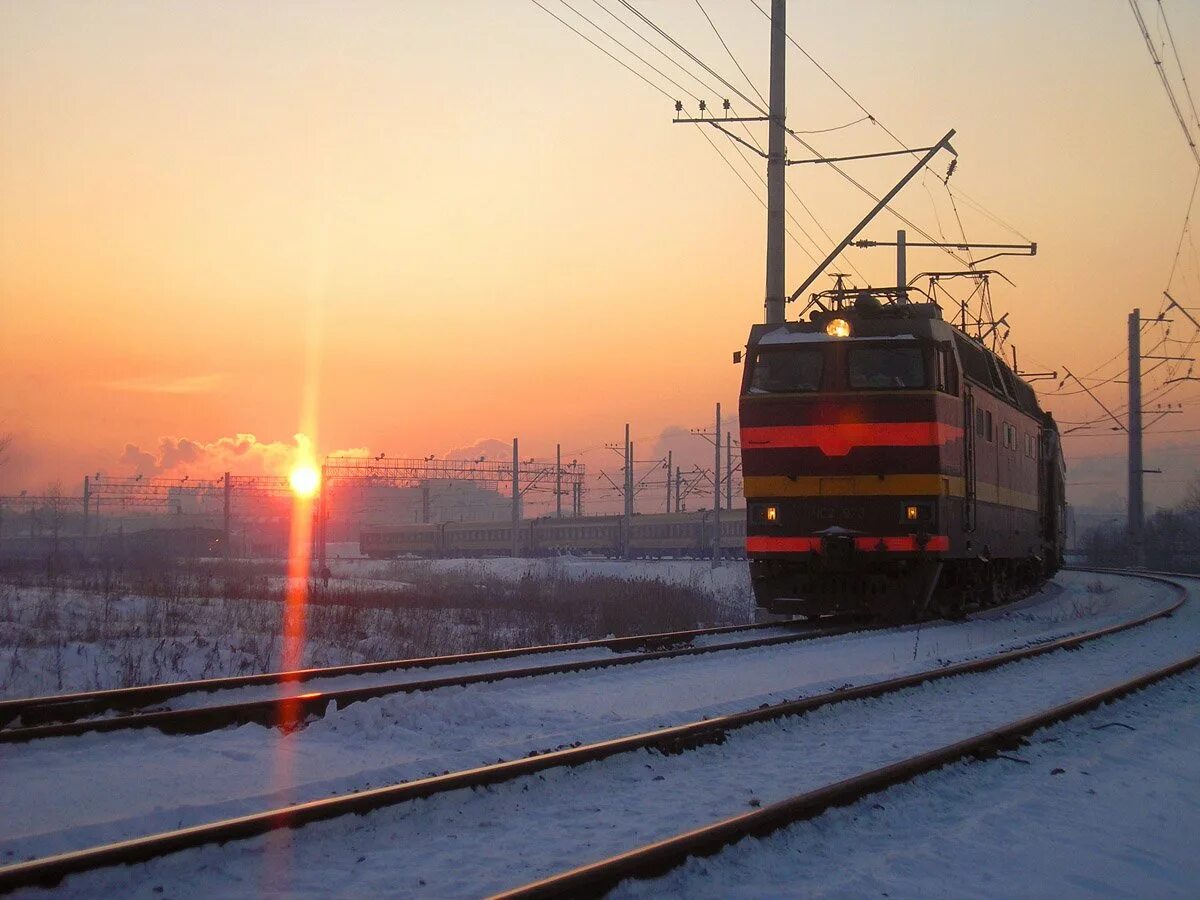 Поезд едет вечером