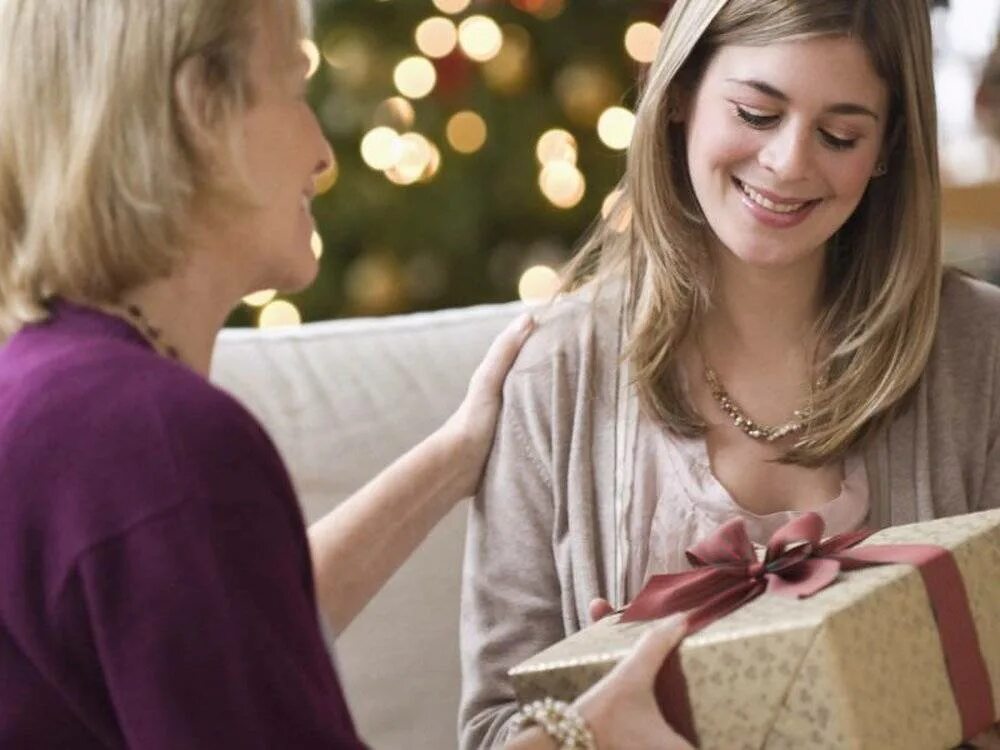 Подарок маме. Рождество семья. Дарение подарка маме. Подарил маме дом. Подарок маме на новый год.