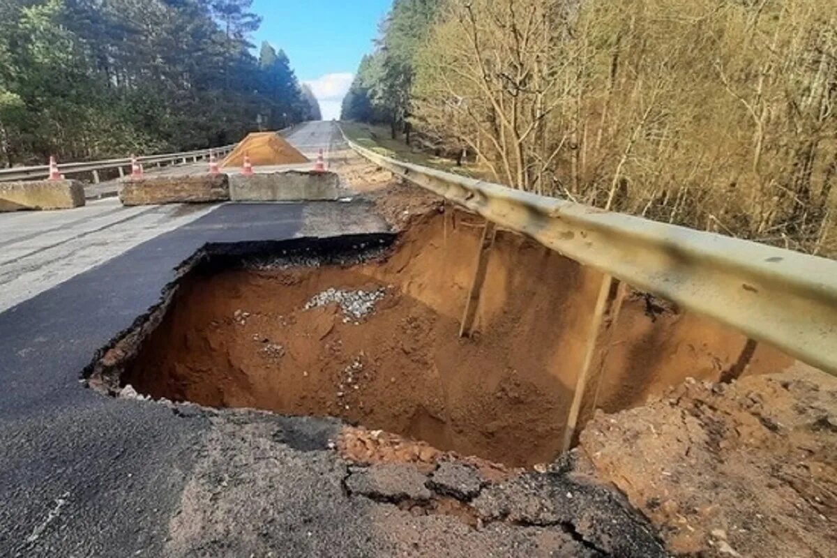 Размыло путь. Размытая дорога. Киров дороги. Размытые паводком дороги. Дороги размыло.