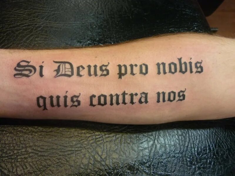 Deus nobiscum тату. Solus Deus Judex meus est тату. Deus надпись. Est Deus in Nobis. Deus est