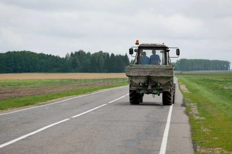 Трактор на трассе. Трактор едет по дороге. Езда на тракторе. Трактор по дороге.