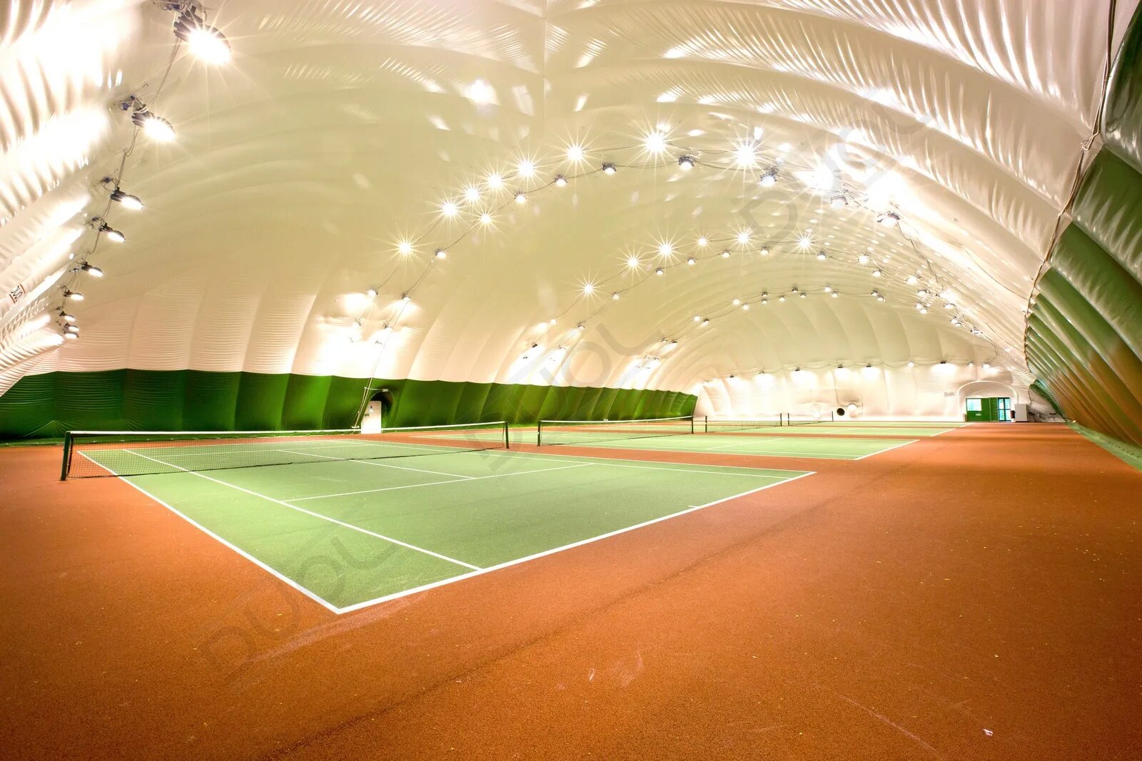 Теннисный корт под. Теннисный корт воздухоопорный. Воздухоопорный футбольный манеж. Воздухоопорные сооружения ФОК. Купол Смоленск теннисный корт.