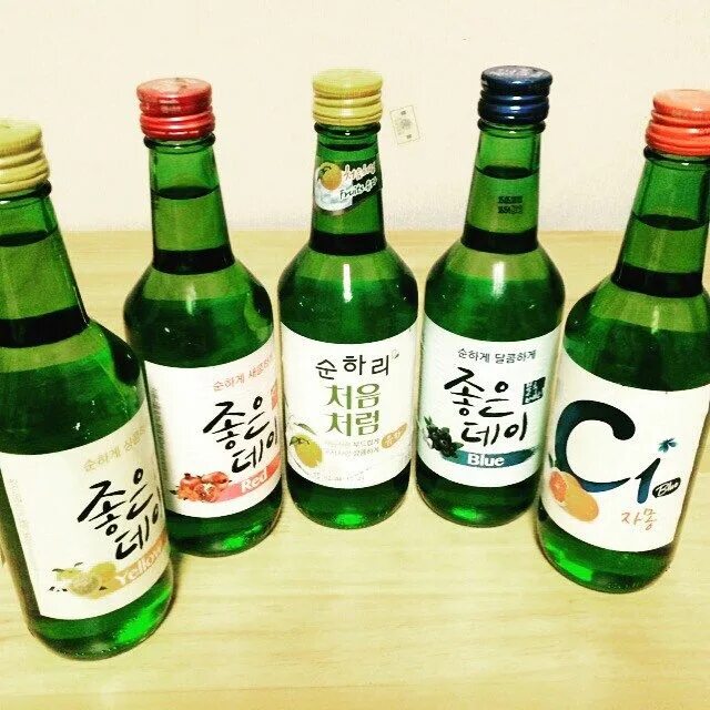 Что такое соджу в корее. Jinro soju. Корейский алкоголь соджу. Корейский алкоголь соджу. Алкогольный напиток соджу.